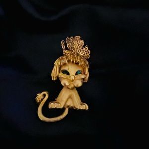 GOLD PLATED VINTAGE MANDLE LION  W/CHAINS AS MANE & GREEN RHINESTONE EYES BROOCH